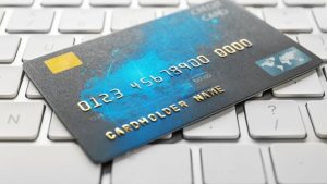 Carduri de cumpărături: ce oferte reale mai au băncile din România