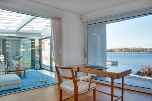 Interior modern al unui apartament cu vedere la mare în Mamaia Nord