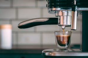 Espressor manual cu portafiltru în timpul preparării unui espresso